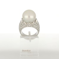 Anello in oro bianco con perla e brillanti