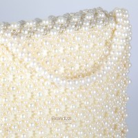 Pochette in perle coltivate con chiusura in oro giallo e brillanti